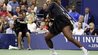 Serena nenechala sestru vydýchnuť, postúpila do osemfinále
