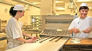 Rozdiely v platoch pretrvávajú, ženy zarábajú stále menej