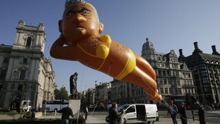 Nad Londýnom sa opäť vznáša balón, vypustili ho kritici starostu