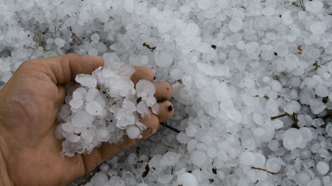 Západ Slovenska zasiahnu búrky, padať budú aj krúpy