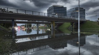 Zatopené Trnavské mýto a cesty pod vodou. Bratislavu zaskočila búrka