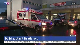 Voda zaplavila cesty i nemocnicu, pacientov museli presúvať