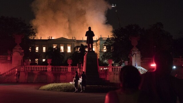 Múzeum pohltil požiar. Storočia práce sú preč, smútia v Brazílii