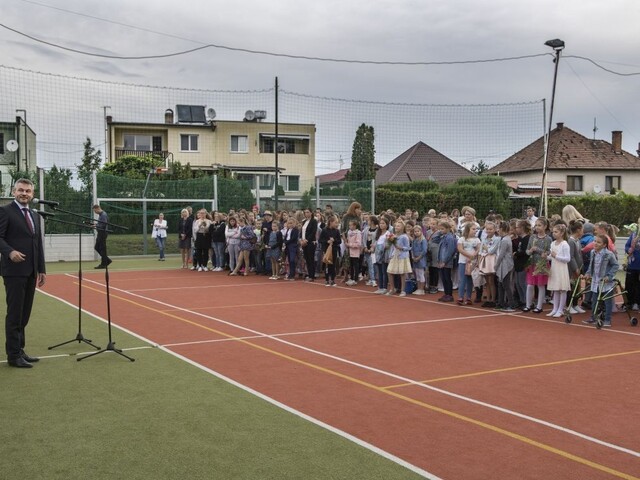 Žiaci sa vrátili do škôl. Máme to v rukách len spolovice, tvrdí premiér