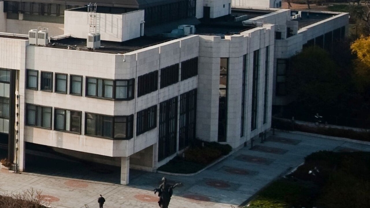 Zvolali prvú poprázdninovú schôdzu parlamentu. Začne sa o týždeň