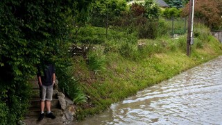 Prívalové dažde spôsobili zrútenie skál, zablokovali jazdný pruh