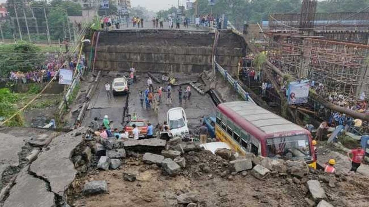 Zrútil sa ďalší diaľničný nadjazd, trosky zasypali ľudí