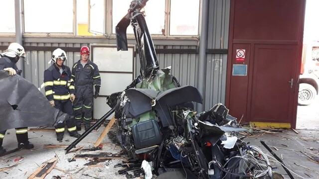 Vytiahli vrak vrtuľníka, pri havárii ktorého v Plzni zahynuli 4 ľudia