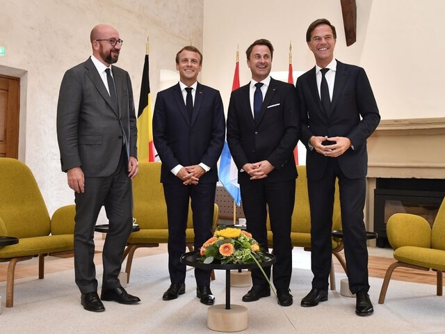 Macron kritizoval Orbána, hľadá podporu štátov Beneluxu