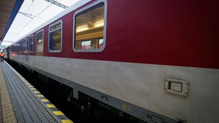V Bratislave sa pretrhlo trakčné vedenie, vlaky meškali hodiny