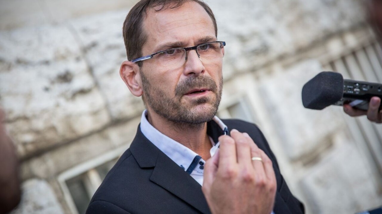 Bilbordy kandidáta Mrvu prelepili heslami homofób a konšpirátor