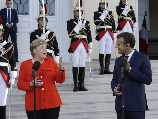Macron a Merkelová sa v migrácii zhodujú, chcú užšiu spoluprácu