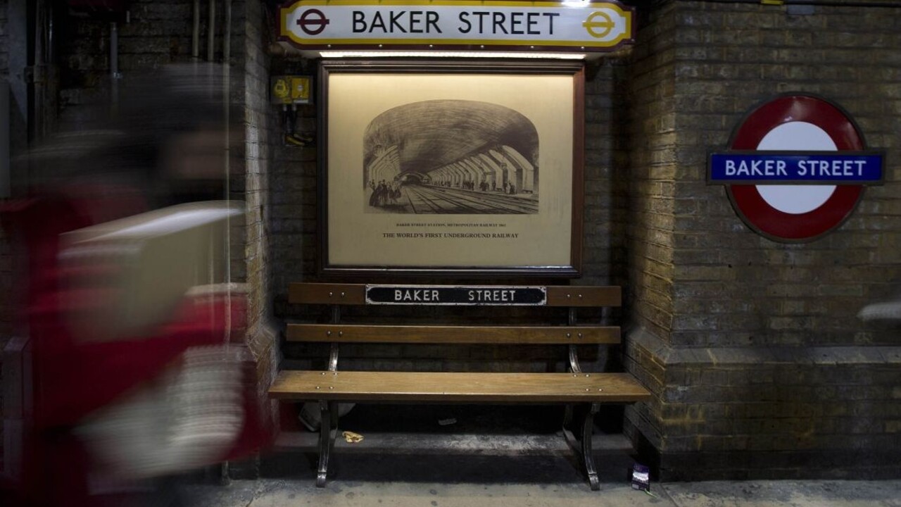 Trojčlenná rodina padla pod metro, vyviazla bez zranení