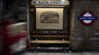 Trojčlenná rodina padla pod metro, vyviazla bez zranení