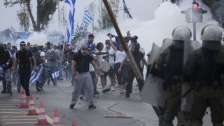 Tisícky protestovali proti zmene názvu krajiny, polícia použila slzný plyn