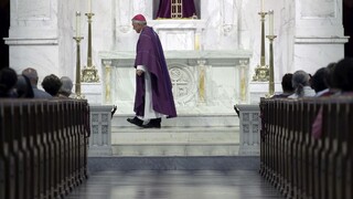 Cítili sme znechutenie, tvrdí francúzsky biskup. Obete zneužívania chcú odškodniť