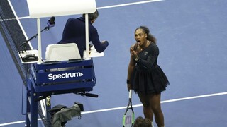Serena dostala pokutu, Osaková pózovala s trofejou