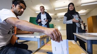 Výsledky volieb vo Švédsku sú tesné, polepšili si protiimigrační demokrati