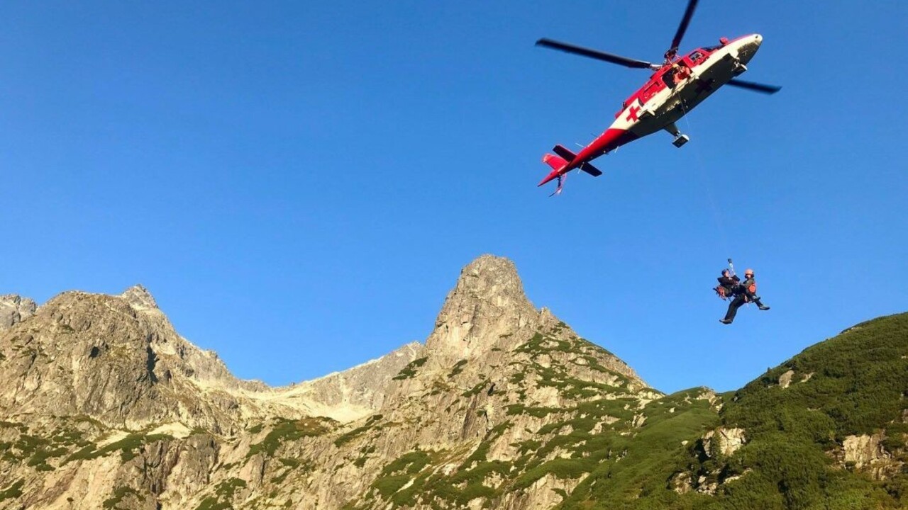 Horolezci uviazli v noci v Tatrách, na pomoc im letel vrtuľník