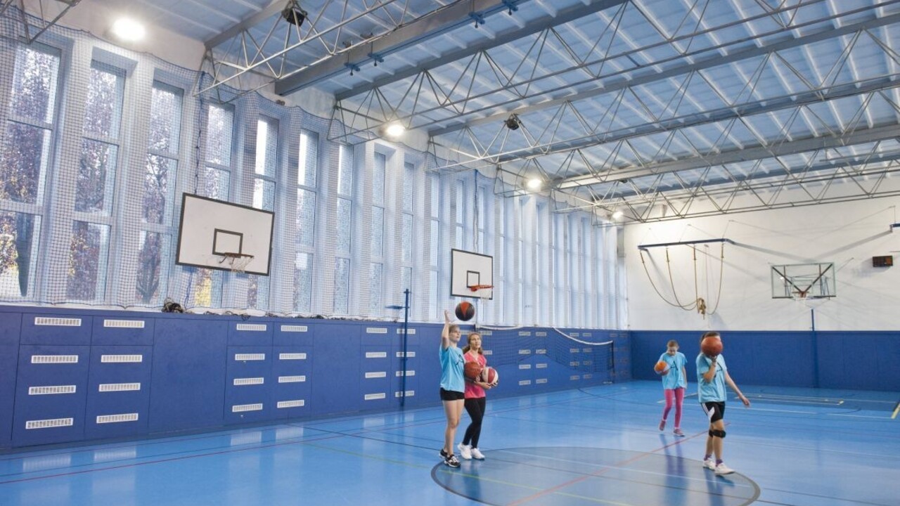 Rezort školstva rozdelil milióny, podporí renováciu telocviční