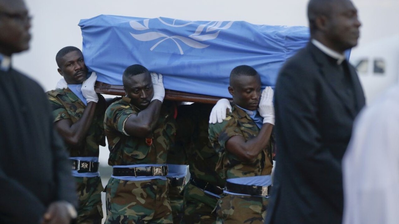 Telo Kofiho Annana priviezli do rodiska, privítali ho ako hrdinu