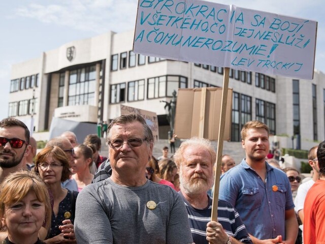 Pred parlamentom protestovali vedci. Ukončite chaos, vyzýva Kiska