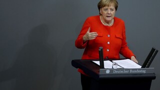 Merkelová vystúpila v sneme, odsúdila rasistické heslá demonštrantov
