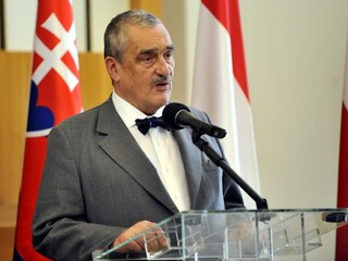 Schwarzenberga odviezli do nemocnice, spadol v rokovacej sále