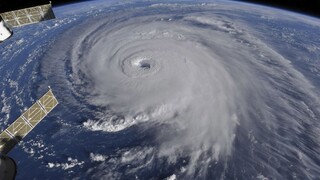 Prázdne obchody a nedostatok paliva. Prípravy na hurikán vrcholia