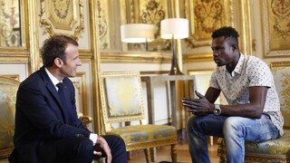 Migrant, ktorý zachránil dieťa, dostal od Francúzov cenný dar