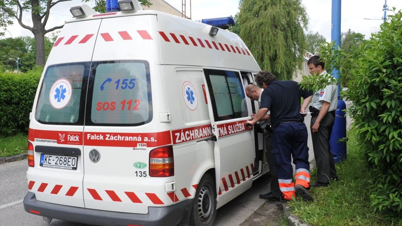Sanitka záchranári 1140 px (TASR/Radovan Stoklasa)