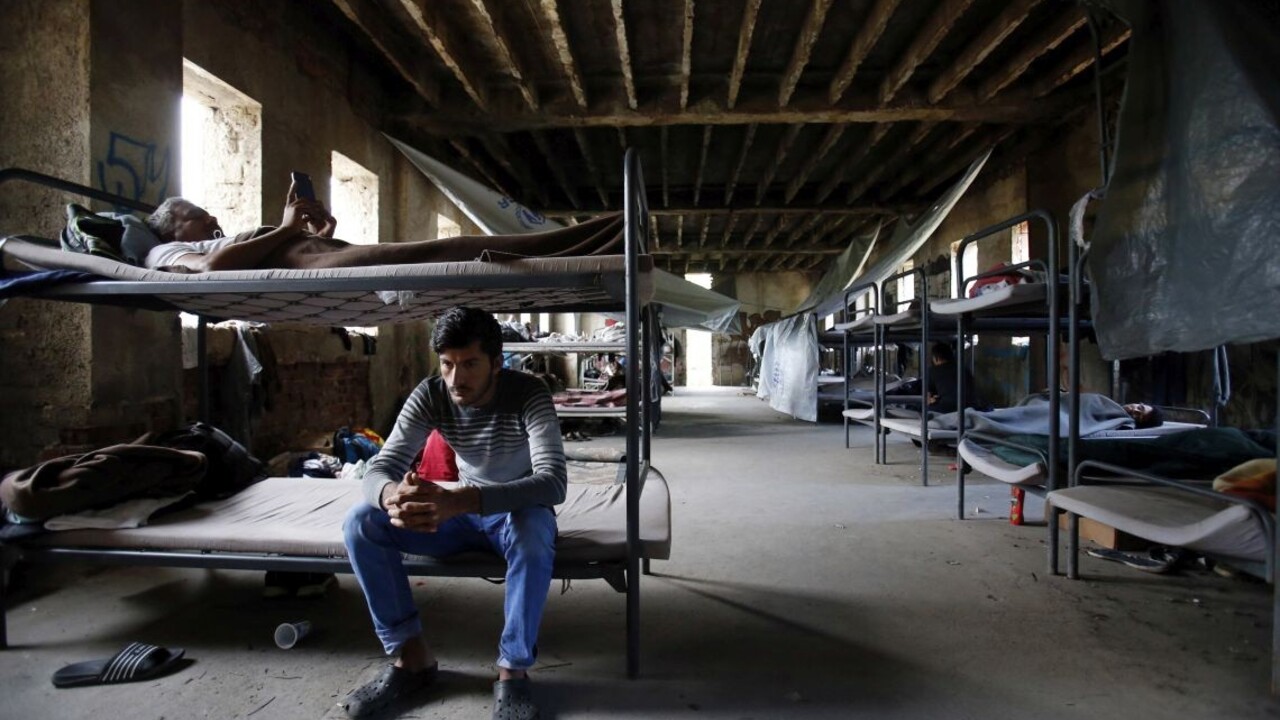 Migranti podpálili svoju celu, našiel sa aj list na rozlúčku