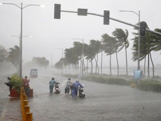 Tajfún Mangkhut spôsobil zosuvy pôdy a záplavy, počet obetí rastie