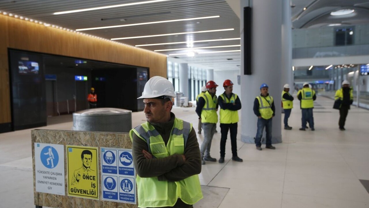 Stovky zamestnancov pozatýkali, štrajkovali za lepšie podmienky