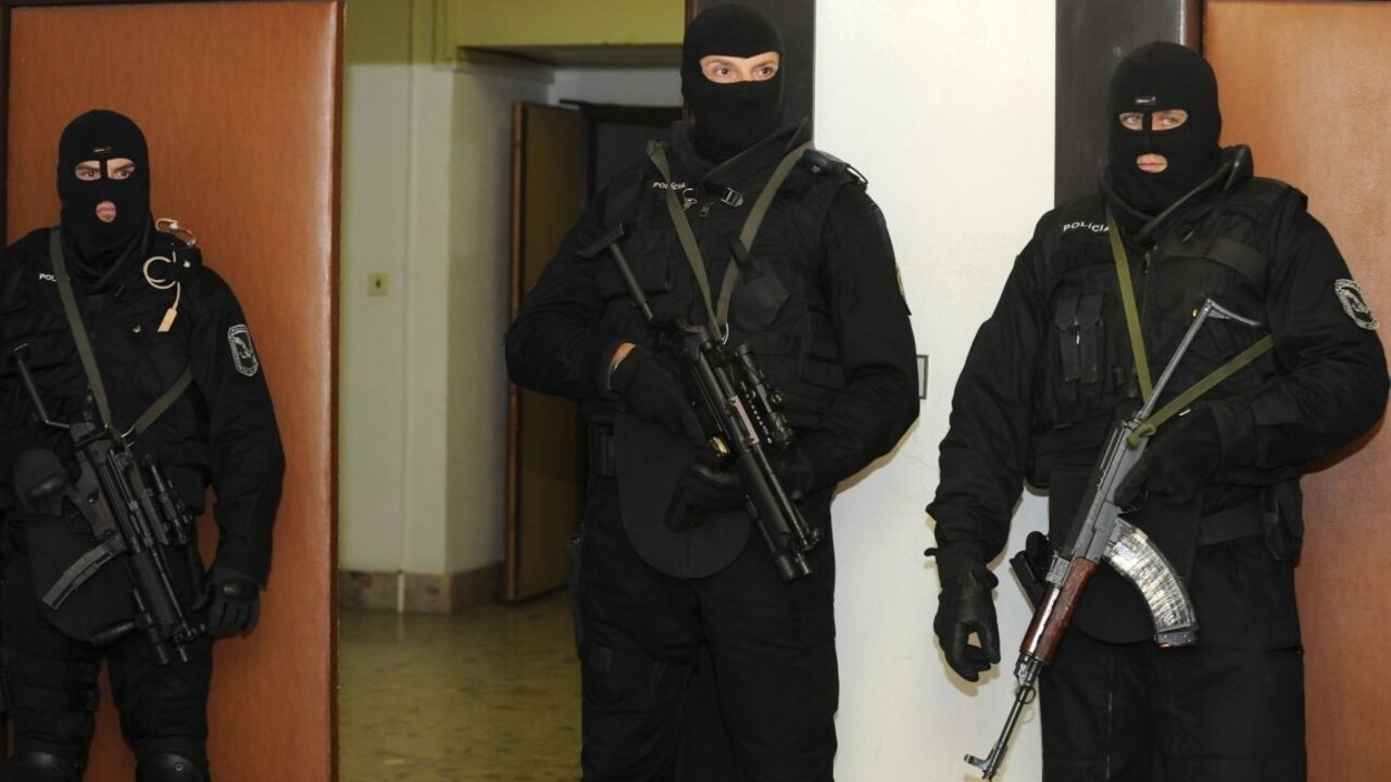 Zásah NAKA v Nitre: zatkli osoby spájané s extrémizmom