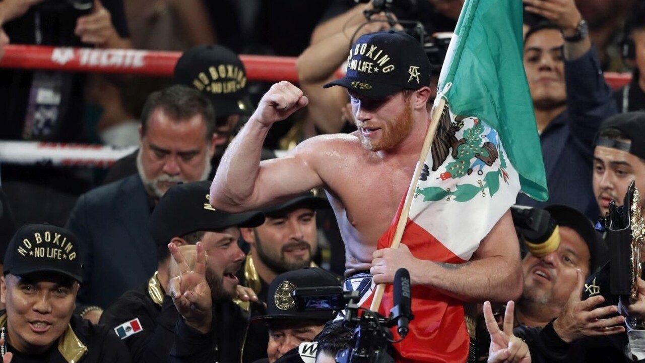 Álvarez porazil dlhoročného šampióna, vzal mu tri opasky