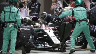 Hamilton zvýšil svoj náskok, vyhral Veľkú cenu Singapuru