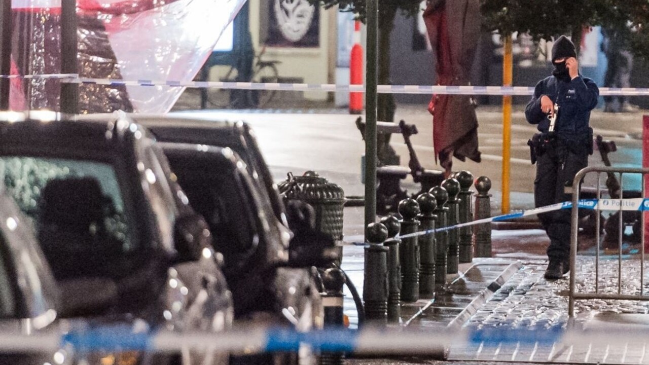 Policajti v Bruseli strieľali na ozbrojenca, ktorý na nich zaútočil