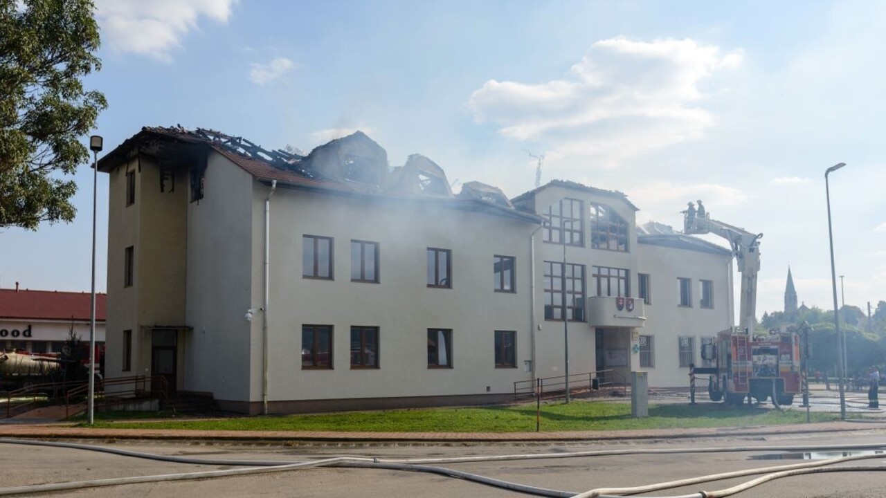 Obecný úrad a škôlka sa ocitli v plameňoch, deti evakuovali