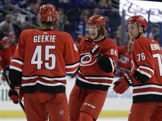 NHL: Slovákom sa darilo, skórovali Pánik aj Čajkovský