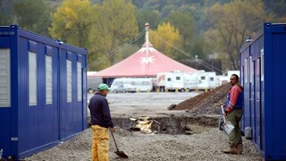 Pracujúcich Rómov napadli dvaja ozbrojenci. Putujú za mreže