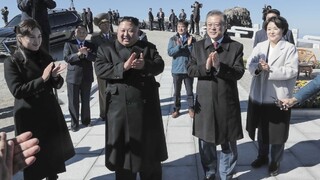 Kim a Mun zavŕšili samit turistikou, vystúpili na posvätnú horu