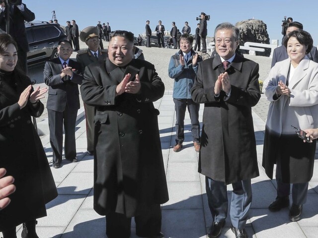 Kim a Mun zavŕšili samit turistikou, vystúpili na posvätnú horu