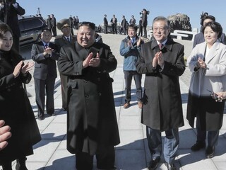 Kim a Mun zavŕšili samit turistikou, vystúpili na posvätnú horu
