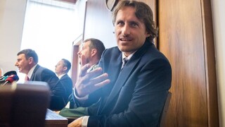 Skončiť má aj šéf KÚFS, tvrdí opozícia. Zavádzajú, reaguje Makó