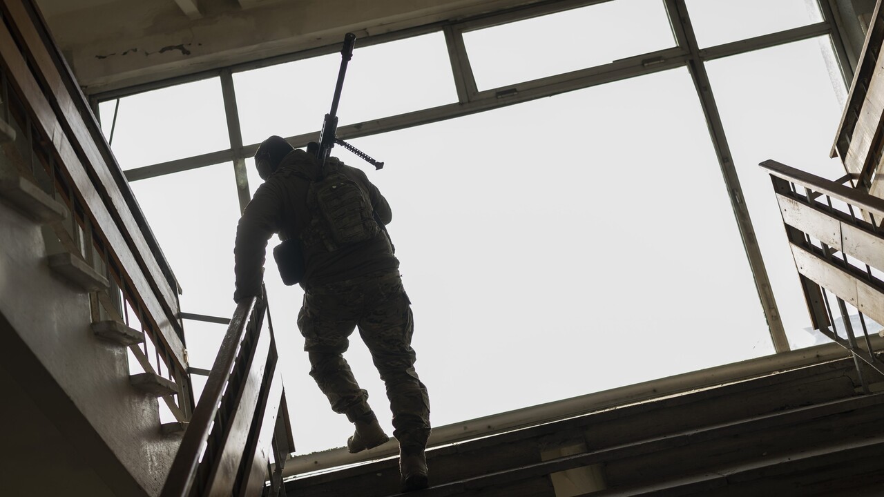 Dezertér z ruskej armády strieľal z guľometu na policajtov, niekoľkých zranil