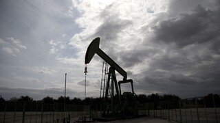 Blížiaci sa hurikán v USA vyvolal rast cien ropy na trhoch. Úrady a ťažobné spoločnosti preventívne prerušujú produkciu