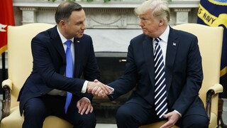 Fotografia má dokazovať, že Trump ponížil poľského prezidenta