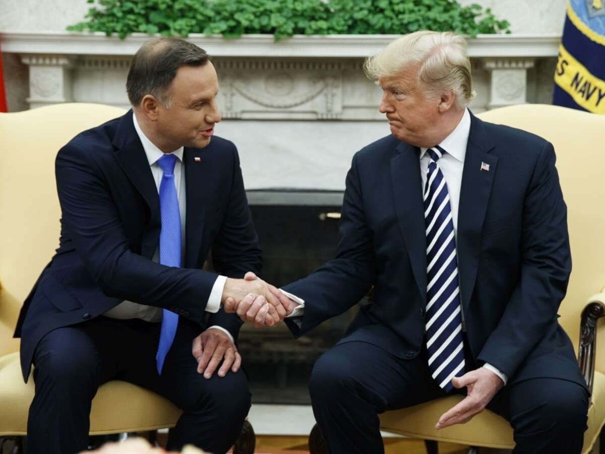 Fotografia má dokazovať, že Trump ponížil poľského prezidenta