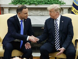 Fotografia má dokazovať, že Trump ponížil poľského prezidenta